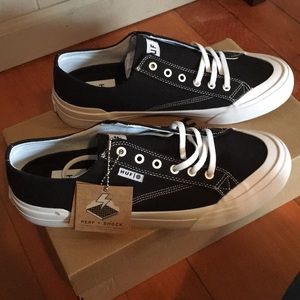 NWT Huf Classic LO ESS TX Sneakers
